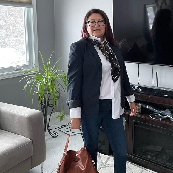 Meet your Posher, Cara - Picture 2 of 2